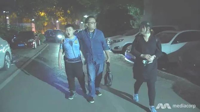 Cha mẹ châu Á chi tiền, ép con đua thành tích - Ảnh 2.