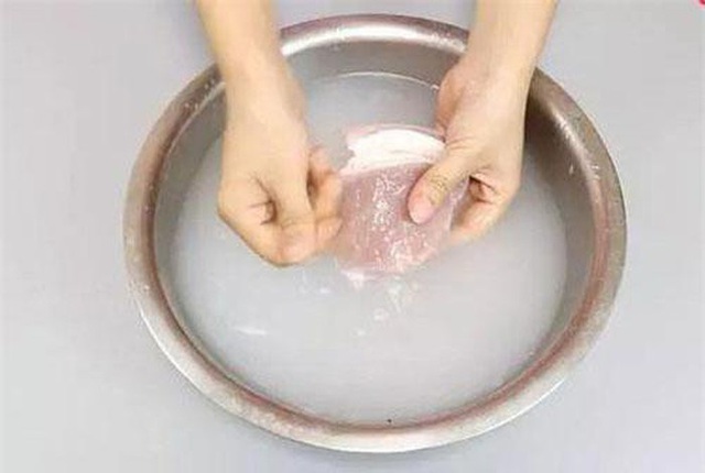 Làm sạch thịt: Đừng chần, giữ lại thứ nước này để rửa, thịt không những sạch bong mà mềm thơm vô đối - Ảnh 2.