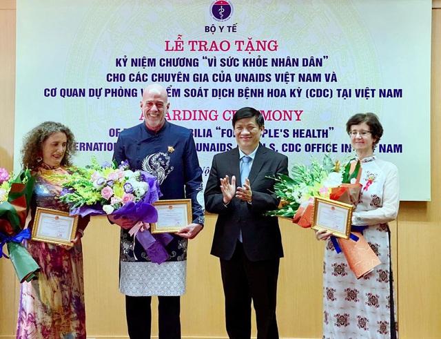 Bộ Y tế trao tặng Kỷ niệm chương Vì sức khỏe nhân dân cho các chuyên gia của UNAIDS và CDC Hoa Kỳ tại Việt Nam - Ảnh 2.
