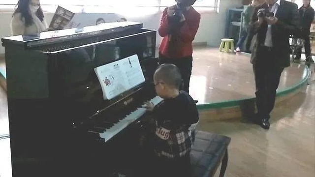 Cha mẹ châu Á chi tiền, ép con đua thành tích - Ảnh 3.