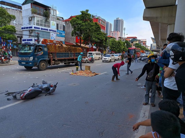 Hà Nội: Tai nạn thương tâm ở Cầu Diễn khiến một thanh niên tử vong - Ảnh 1.
