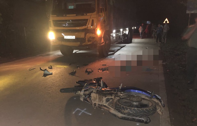 2 thanh niên đi xe máy tử vong sau khi đâm trực diện với xe tải trên QL6 - Ảnh 2.