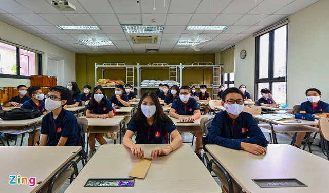Học sinh Hà Nội phải đeo khẩu trang trong lớp - Ảnh 2.
