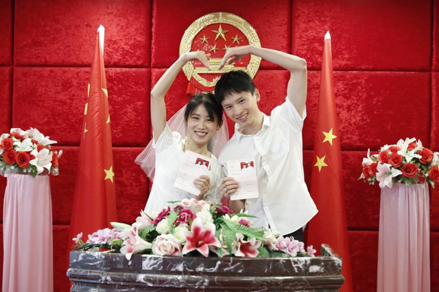 Xếp hàng đăng ký kết hôn ngày Thất Tịch ở Trung Quốc - Ảnh 1.