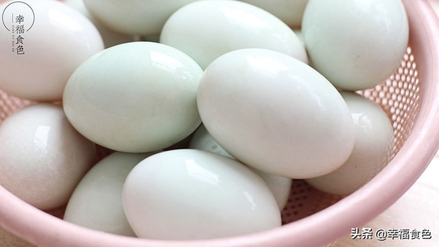 Làm trứng vịt muối kiểu này, lòng đỏ bở, lòng trắng đặc, vụng mấy cũng thành công - Ảnh 3.