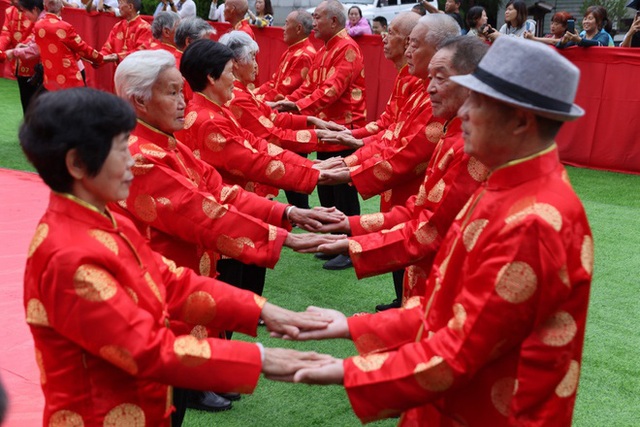 Xếp hàng đăng ký kết hôn ngày Thất Tịch ở Trung Quốc - Ảnh 5.