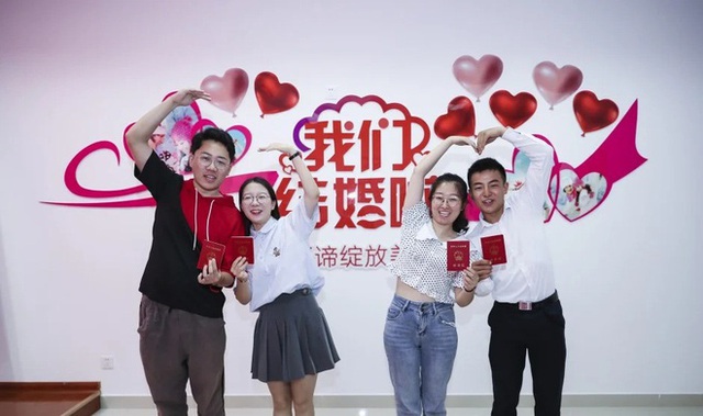 Xếp hàng đăng ký kết hôn ngày Thất Tịch ở Trung Quốc - Ảnh 7.