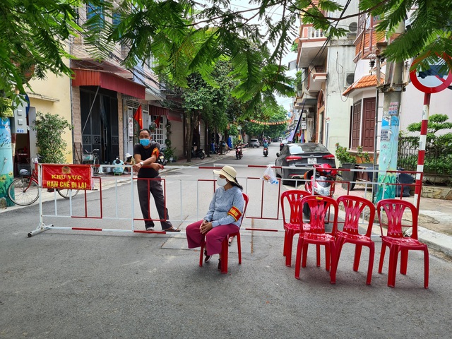 Người dân khu phố Hạnh Phúc đổi thói quen sinh hoạt vì có ca dương tính khi tới Hàn Quốc - Ảnh 7.