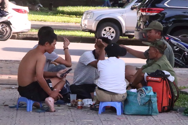 Người dân Thủ đô vẫn “hồn nhiên”, “quên” đeo khẩu trang khi đến công viên và các địa điểm vui chơi công cộng - Ảnh 3.