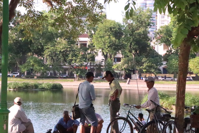 Người dân Thủ đô vẫn “hồn nhiên”, “quên” đeo khẩu trang khi đến công viên và các địa điểm vui chơi công cộng - Ảnh 4.