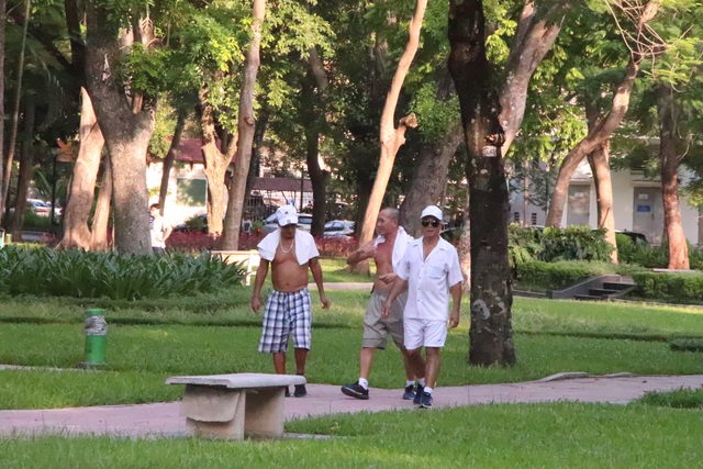 Người dân Thủ đô vẫn “hồn nhiên”, “quên” đeo khẩu trang khi đến công viên và các địa điểm vui chơi công cộng - Ảnh 2.