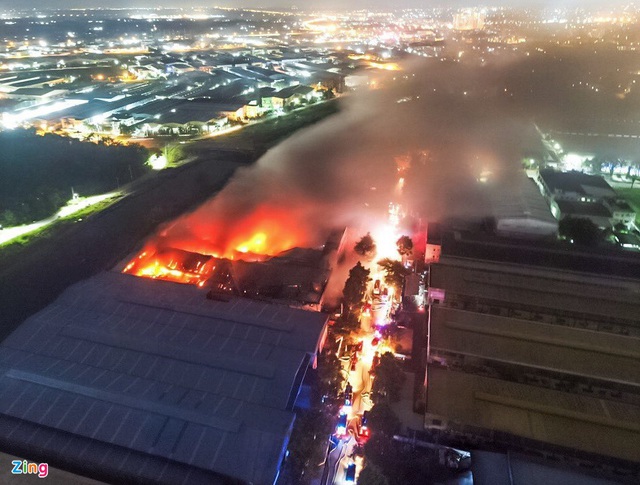 Hiện trường vụ cháy trong Khu công nghiệp Tân Tạo - Ảnh 1.