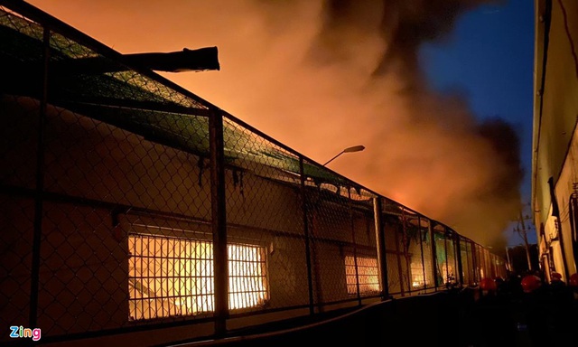 Hiện trường vụ cháy trong Khu công nghiệp Tân Tạo - Ảnh 2.