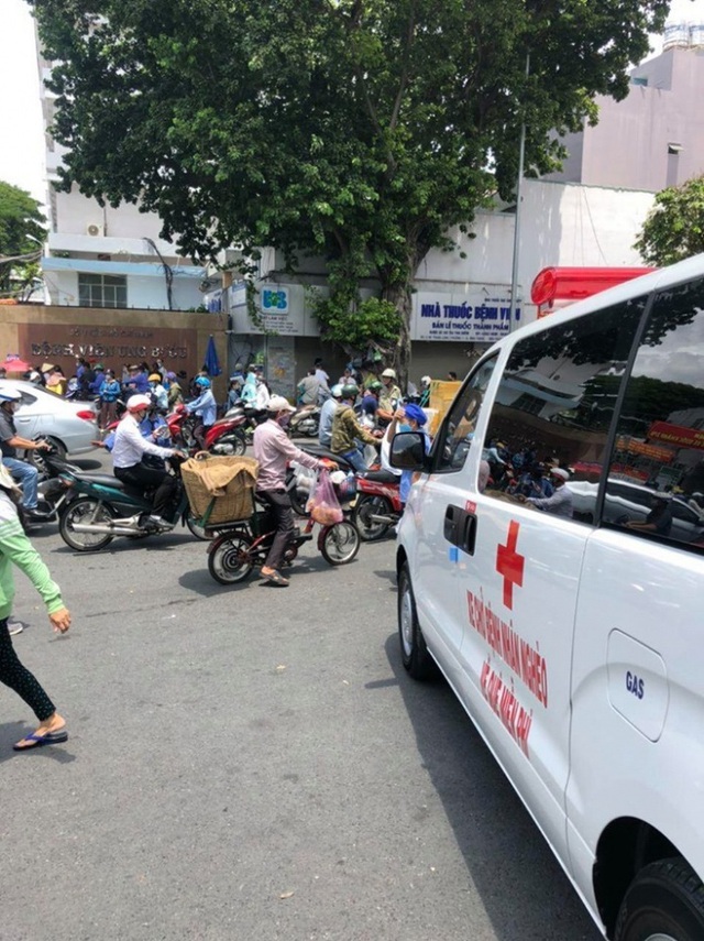 Ông Đoàn Ngọc Hải tự lái xe cứu thương chở bệnh nhân nghèo về quê miễn phí - Ảnh 2.
