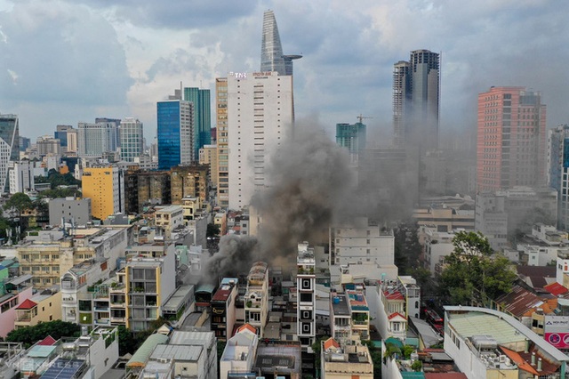 Cháy nhà ở trung tâm Sài Gòn - Ảnh 1.