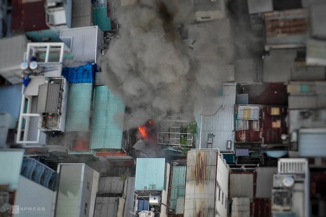 Cháy nhà ở trung tâm Sài Gòn - Ảnh 2.