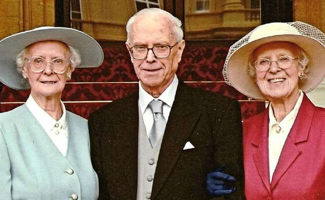Chân dung cặp song sinh già nhất nước Anh tròn 100 tuổi - Ảnh 3.