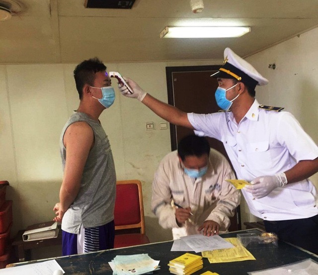 Cách ly 21 thuyền viên người Trung Quốc trên tàu hàng nhập cảnh vào Quảng Bình - Ảnh 4.