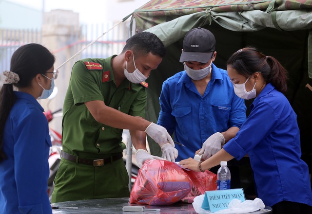 Nụ cười và tình người nơi tâm dịch - Ảnh 3.