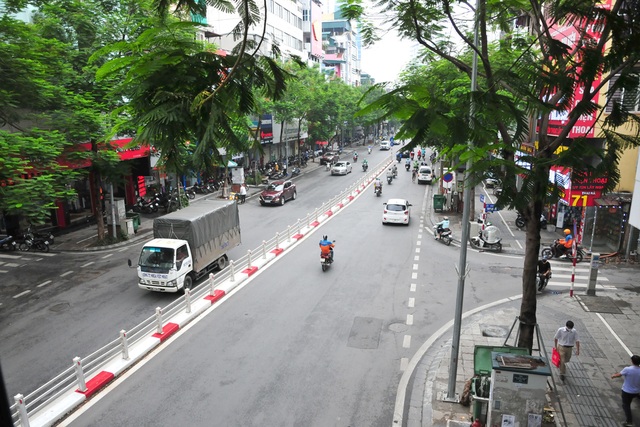 Đường phố Hà Nội không còn đông đúc mặc dù chưa thực hiện giãn cách xã hội - Ảnh 10.
