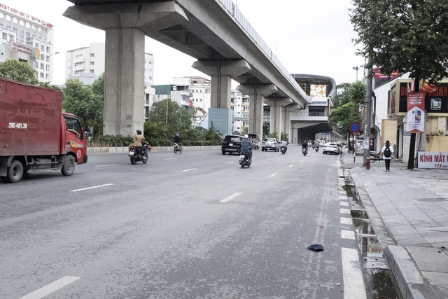 Đường phố Hà Nội không còn đông đúc mặc dù chưa thực hiện giãn cách xã hội - Ảnh 3.