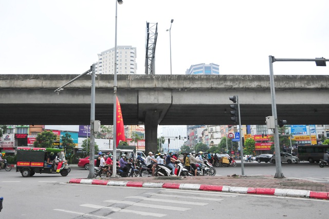Đường phố Hà Nội không còn đông đúc mặc dù chưa thực hiện giãn cách xã hội - Ảnh 1.