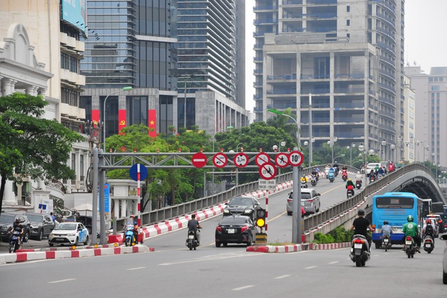 Đường phố Hà Nội không còn đông đúc mặc dù chưa thực hiện giãn cách xã hội - Ảnh 7.