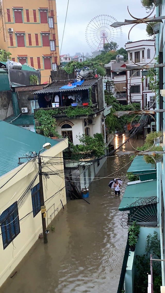 Quảng Ninh: Ảnh hưởng cơn bão số 2, nhiều tuyến đường ngập lụt, kè đất sạt lở làm 1 người thiệt mạng - Ảnh 5.