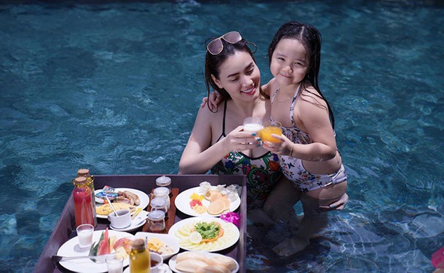 Trang Nhung mặc áo tắm vui đùa cùng con gái - Ảnh 3.
