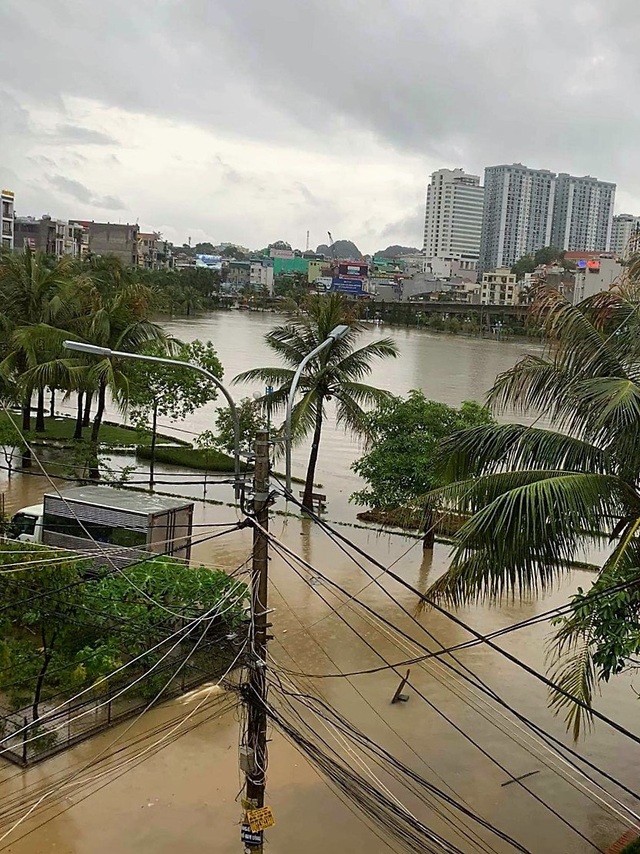 Quảng Ninh: Ảnh hưởng cơn bão số 2, nhiều tuyến đường ngập lụt, kè đất sạt lở làm 1 người thiệt mạng - Ảnh 4.