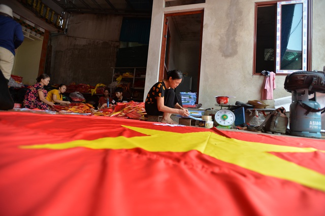 Ngôi làng gần một thế kỷ sản xuất cờ Tổ quốc ở ngoại ô Hà Nội - Ảnh 16.