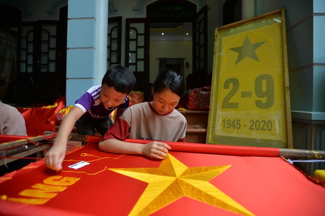 Ngôi làng gần một thế kỷ sản xuất cờ Tổ quốc ở ngoại ô Hà Nội - Ảnh 7.