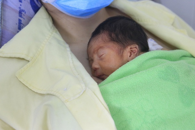 Hành trình ươm mầm sống cho các bé sinh non, nhẹ cân ở bệnh viện tuyến tỉnh - Ảnh 3.