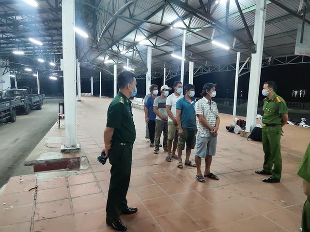 6 ngư dân đi bộ theo đường biển từ Đà Nẵng về Huế để trốn cách ly - Ảnh 3.