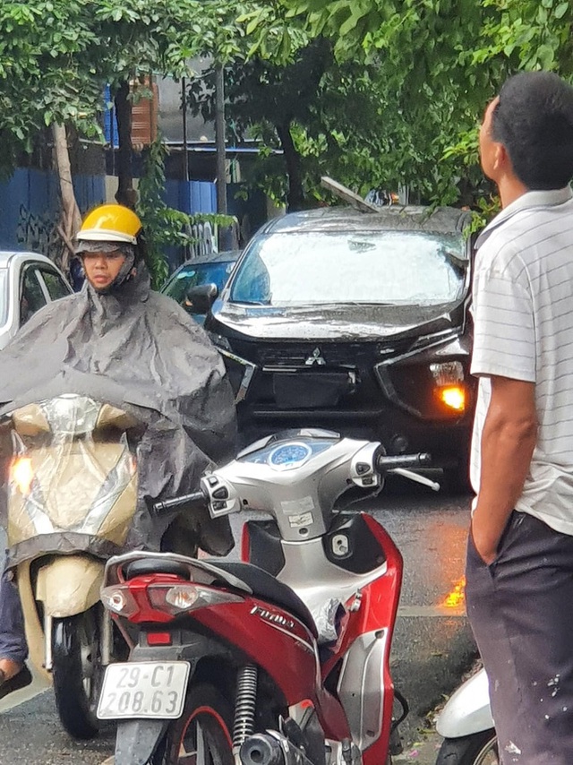 Kinh hãi hình ảnh thanh sắt đâm xuyên nóc ô tô đúng vị trí ghế lái, tài xế thoát chết trong gang tấc - Ảnh 1.