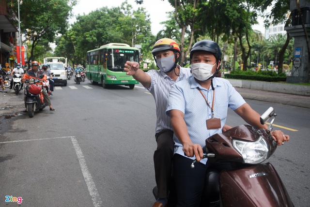 Người không đeo khẩu trang: Tôi trang điểm đi đám cưới, sắp xong rồi - Ảnh 4.