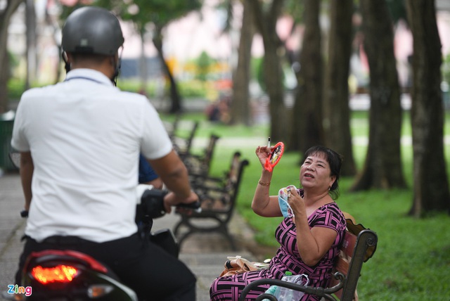 Người không đeo khẩu trang: Tôi trang điểm đi đám cưới, sắp xong rồi - Ảnh 9.