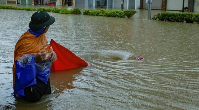 Mưa lớn ở Điện Biên gây ngập lụt thành phố, nhiều tuyến đường sạt lở nghiêm trọng - Ảnh 5.