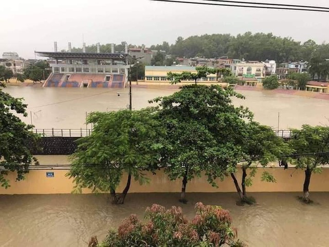 Mưa lớn ở Điện Biên gây ngập lụt thành phố, nhiều tuyến đường sạt lở nghiêm trọng - Ảnh 4.