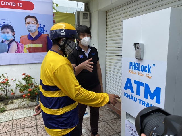 Mục sở thị ATM khẩu trang miễn phí đầu tiên ở TP.HCM - Ảnh 9.