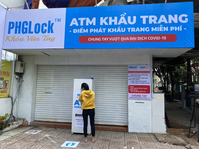 Mục sở thị ATM khẩu trang miễn phí đầu tiên ở TP.HCM - Ảnh 6.