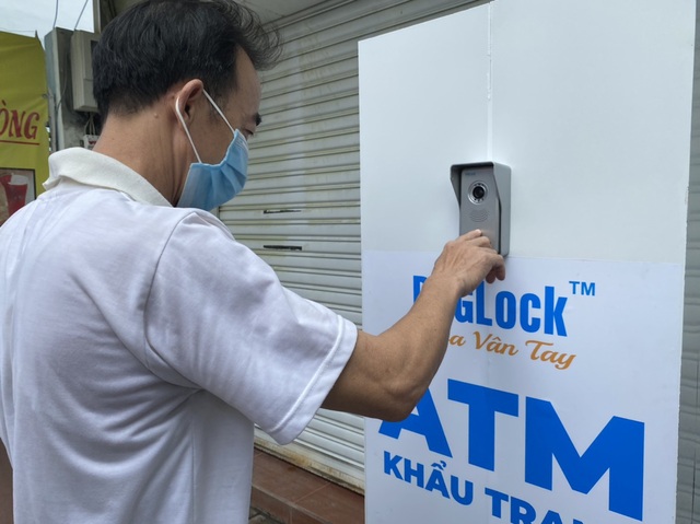 Mục sở thị ATM khẩu trang miễn phí đầu tiên ở TP.HCM - Ảnh 7.
