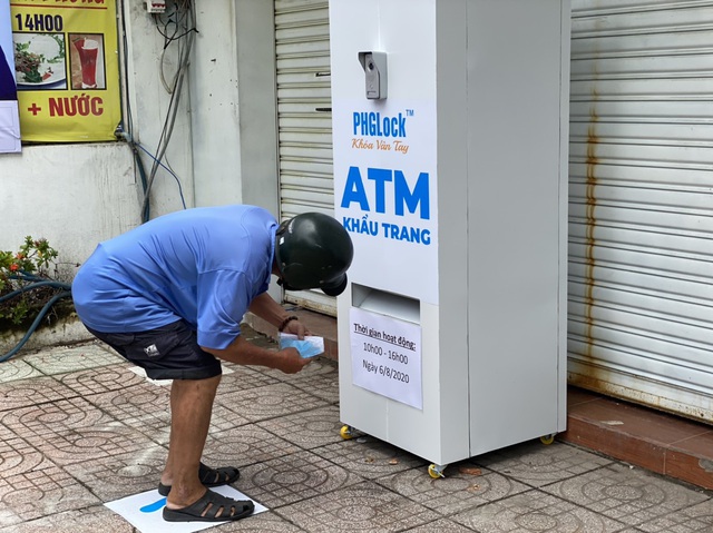 Mục sở thị ATM khẩu trang miễn phí đầu tiên ở TP.HCM - Ảnh 18.