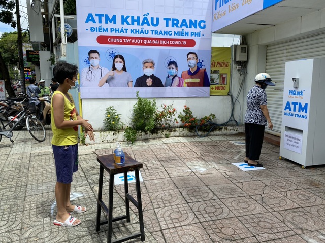 Mục sở thị ATM khẩu trang miễn phí đầu tiên ở TP.HCM - Ảnh 2.