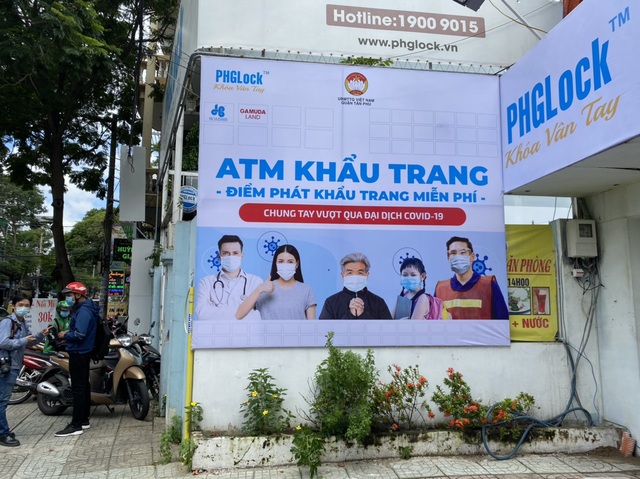 Mục sở thị ATM khẩu trang miễn phí đầu tiên ở TP.HCM - Ảnh 17.