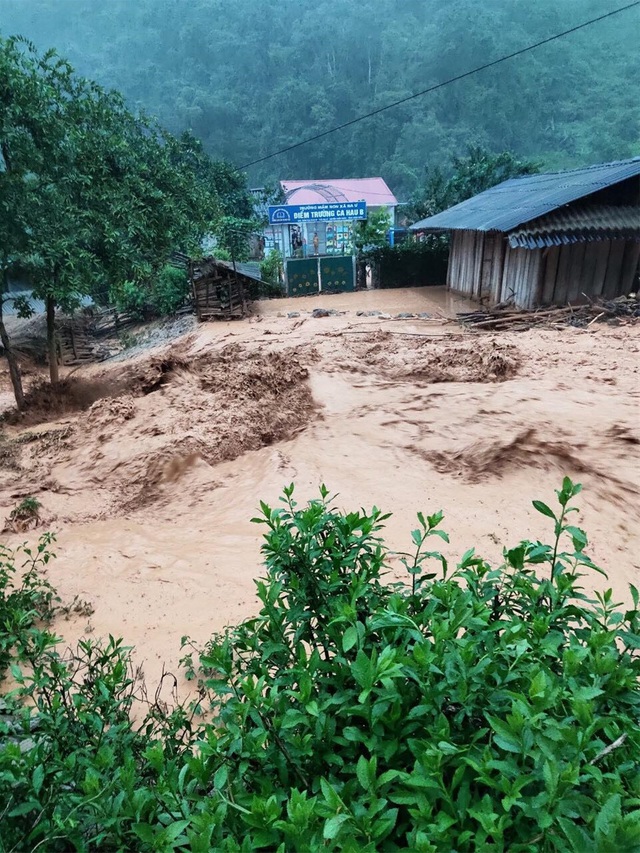 Mưa lớn ở Điện Biên gây ngập lụt thành phố, nhiều tuyến đường sạt lở nghiêm trọng - Ảnh 7.