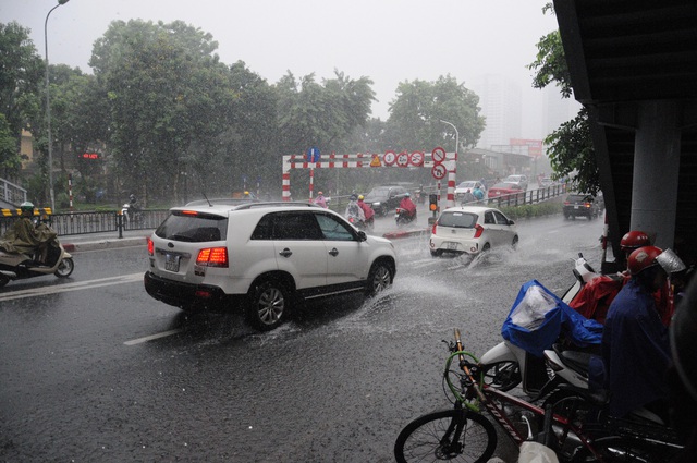 Hệ thống thoát nước bị tắc nghẽn, nhiều tuyến đường ở Hà Nội ngập cục bộ - Ảnh 2.
