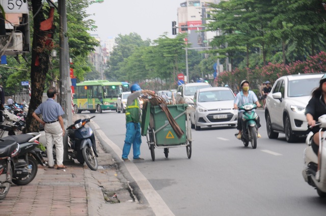 Hệ thống thoát nước bị tắc nghẽn, nhiều tuyến đường ở Hà Nội ngập cục bộ - Ảnh 5.