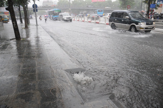 Hệ thống thoát nước bị tắc nghẽn, nhiều tuyến đường ở Hà Nội ngập cục bộ - Ảnh 7.