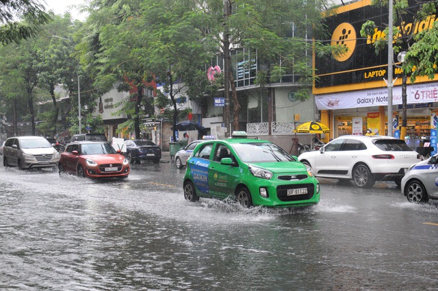 Hệ thống thoát nước bị tắc nghẽn, nhiều tuyến đường ở Hà Nội ngập cục bộ - Ảnh 8.
